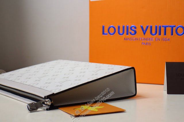 lv手包 2019夏季新品 POCHETTE VOYAGE中號手袋 M61692新花 lv男士手拿包  lvqb1515